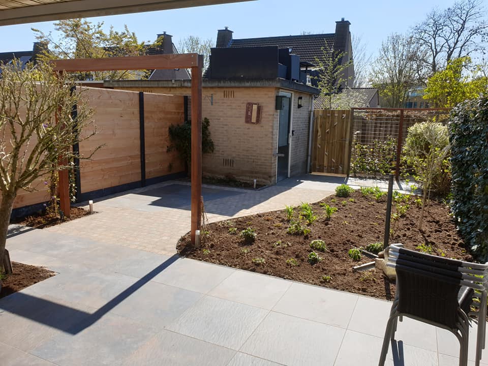 Afgewerkte tuin met bloemenperk